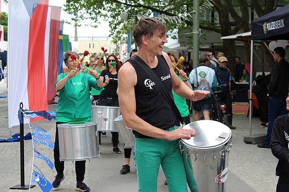 Die Sambaband Vetter Sound sorgte für ausgelassene Stimmung. (Bild: QM Mehringplatz)
