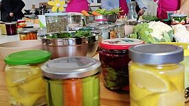 Im Büro des Quartiermanagements Donaustraße-Nord begaben sich die Workshop-Teilnehmenden auf eine kulinarische Entdeckungsreise. (Bild: Birgit Leiß)