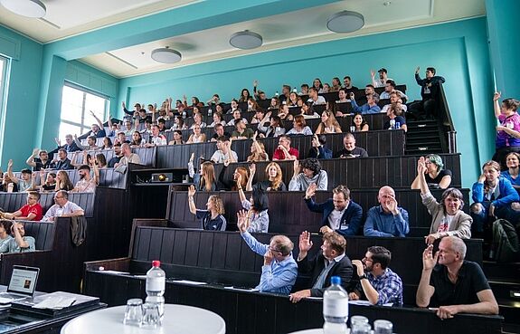 Studierender der drei Partneruniversitäten führten engagierte Diskussionen und hielten lebhafte Beiträge beim Summit von SPORT VERNETZT. (Bild: Ellen Kallscheuer)