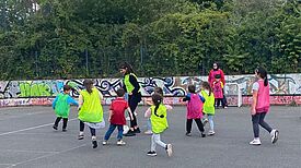 Die Eltern beteiligten sich mit viel Begeisterung beim Fußballspielen. (Bild: QM Germaniagarten) 