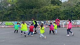 Die Eltern beteiligten sich mit viel Begeisterung beim Fußballspielen. (Bild: QM Germaniagarten) 