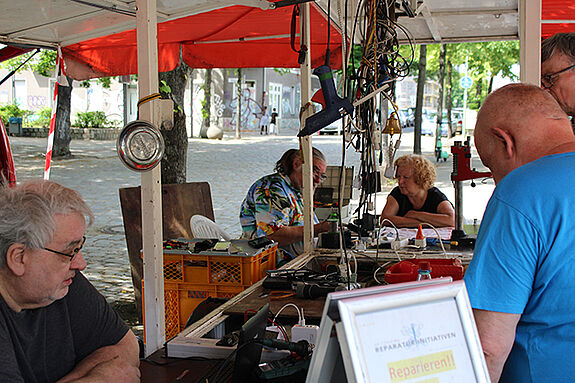 Beim mobilen Repair Café konnten kaputte Dinge repariert werden. (Bild: Mathias Hühn)