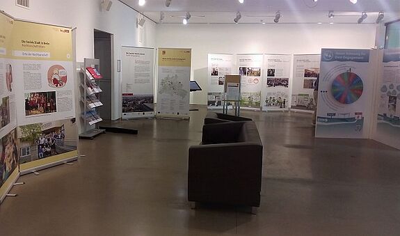 Verschiedene Module der Ausstellung „Quartiere gestalten – Gestern, heute, morgen!“. Bild: Planergemeinschaft für Stadt und Raum eG