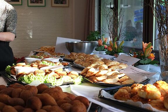 Das Buffet verwöhnte die Gäste mit einer Auswahl an mediterranen Köstlichkeiten und Zimtschnecken zum Nachtisch. (Bild: H. Heiland)