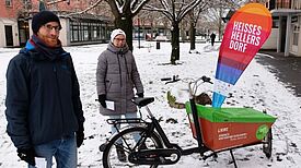 Marian Korb (links) und Doreen Hantuschke (rechts) vom Projektteam „Heißes Hellersdorf“ trotzen mit ihrem Lastenrad allen Wetterbedingungen. (Bild: QM Hellersdorfer Promenade)