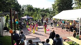 Eine vietnamesische Tanzgruppe zeigte traditionelle Tänze. Bild: K. Heinze / QM Mehrower Allee / Weeber + Partner