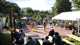 Eine vietnamesische Tanzgruppe zeigte traditionelle Tänze. Bild: K. Heinze / QM Mehrower Allee / Weeber + Partner