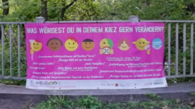 Neun bunte Planen hängen noch bis zum Oktober 2021 im ganzen Badstrassen-Kiez. Bild: SmArt GbR
