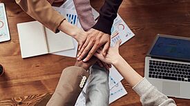 Der „Preis Soziale Stadt 2023“ zeichnet Projekte aus, die den nachbarschaftlichen Zusammenhalt stärken. (Bild: Pexels / fauxels)