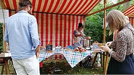 Lust auf was Warmes? Das Pop-up-Suppenfest im Hof der Wohnungslosenunterkunft war ein Erfolg. (Bild: Agentur SmArt GbR)