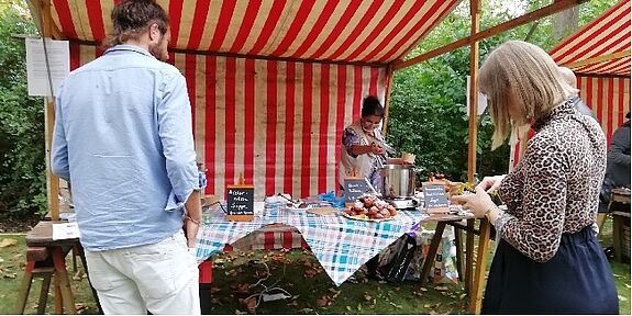 Lust auf was Warmes? Das Pop-up-Suppenfest im Hof der Wohnungslosenunterkunft war ein Erfolg. (Bild: Agentur SmArt GbR)