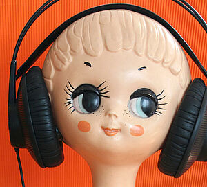 Puppe mit Kopfhörern