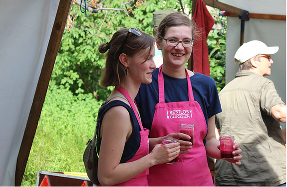 Zu schade für die Tonne: Der Verein „Restlos Glücklich“ machte aus gerettetem Obst und Gemüse leckere Smoothies. Bild: QM Ganghoferstraße 