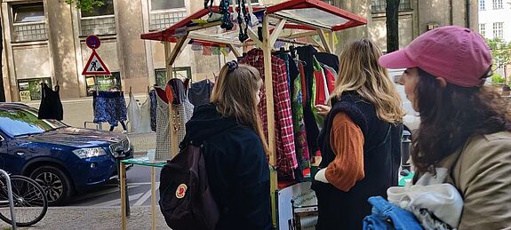 An den selbstgebauten mobilen Regalen und Ständern suchten die Anwesenden nach Schätzen. (Bild: Birgit Leiß)