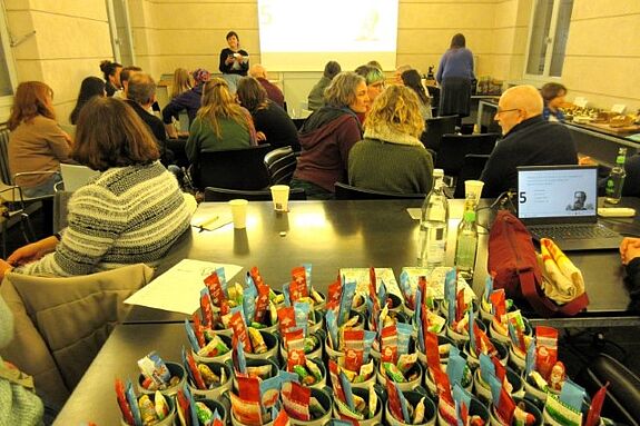 Fünf zusammengewürfelte Rateteams knobelten über Fragen wie: „Welche Straßen hießen früher Kaiser-Friedrich-Straße und Braunauer Straße?“. (Bild: Jens Sethmann)