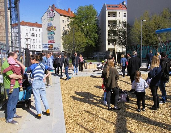 Viele Kinder und Eltern des Quartiers kamen zur Eröffnung des Spielplatzes. (Bild: Jens Sethmann)