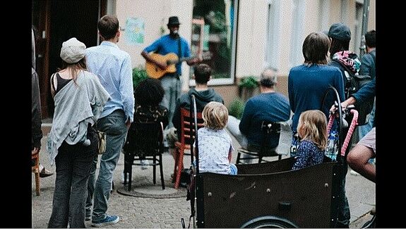 Zwei Festivals machen den Berliner Spätsommer zum Hörgenuss: Im Körnerkiez gibt es kostenlose „Töne vor der Tür“, während das zehnte Kunst-und Kulturfestival „Salon K“ im Lettekiez mit Musik, Lesungen und Workshops lockt. Bild: behindthescenes.photo