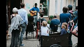 Zwei Festivals machen den Berliner Spätsommer zum Hörgenuss: Im Körnerkiez gibt es kostenlose „Töne vor der Tür“, während das zehnte Kunst-und Kulturfestival „Salon K“ im Lettekiez mit Musik, Lesungen und Workshops lockt. Bild: behindthescenes.photo