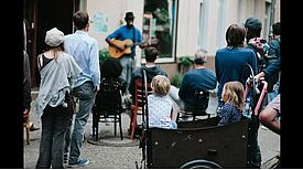 Zwei Festivals machen den Berliner Spätsommer zum Hörgenuss: Im Körnerkiez gibt es kostenlose „Töne vor der Tür“, während das zehnte Kunst-und Kulturfestival „Salon K“ im Lettekiez mit Musik, Lesungen und Workshops lockt. Bild: behindthescenes.photo