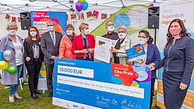 Nach den Grußworten übergaben Dr. Franziska Giffey (5. von links) und Bildungssenatorin Sandra Scheres (ganz rechts) symbolisch einen großen Scheck über 10.000 Euro an die „AG Frühe Förderung“. (Bild: Ralf Salecker)