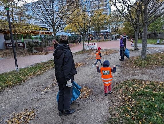 An der Putzaktion im Kosmosviertel beteiligten sich sowohl große als auch kleine Anwohnende. (Bild: Joachim Schmidt)