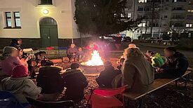 Die Einweihung des Spielzeugs endete mit einer gemütlichen Runde am Lagerfeuer. (Bild: QM Beusselstraße)