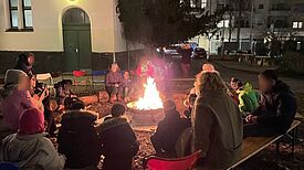 Die Einweihung des Spielzeugs endete mit einer gemütlichen Runde am Lagerfeuer. (Bild: QM Beusselstraße)