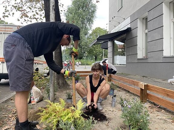 Das „KOOL IM KIEZ“-Team hilft bei der Umsetzung des Projekts, die weitere Pflege übernimmt die Nachbarschaft. (Bild: QM Pankstraße)