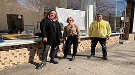 Susen Engel, Emilia Wojtkowska und Hamdan Qeshta (v.l.n.r.) sind das neue QM-Team der Stephanus Stiftung, die gemeinsam mit den Bewohnerinnen und Bewohnern und den wichtigen Partnern das Quartier durch Beteiligung, Vernetzung, Konfliktmoderation, Investitionen und sozio-kulturelle Förderprojekte stabilisieren wollen. Foto: QM FF-Ost