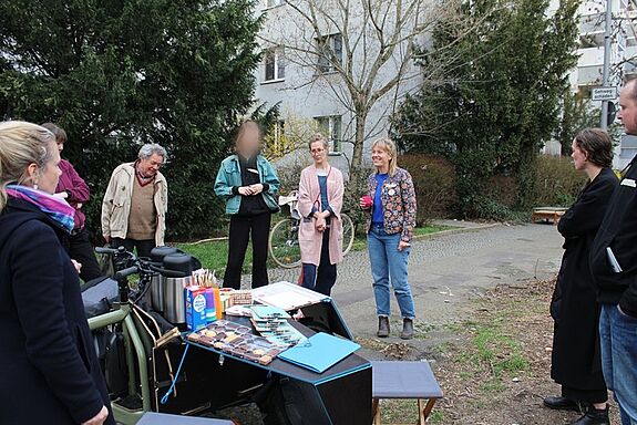Viele der Anwesenden beim Auftaktreffen bringen bereits Erfahrung im städtischen Gärtnern mit. (Bild: QM Harzer Straße)