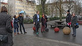 Erste Station des Presserundgangs: Verkehrsberuhigung an der Schierker Straße. Foto: Claudia Mattern