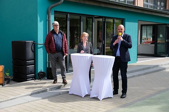 In den Grußworten dankten die Rednerinnen und Rednern allen, die sich für den Umbau des Kieztreffs eingesetzt haben. (Bild: Julian Krischan)