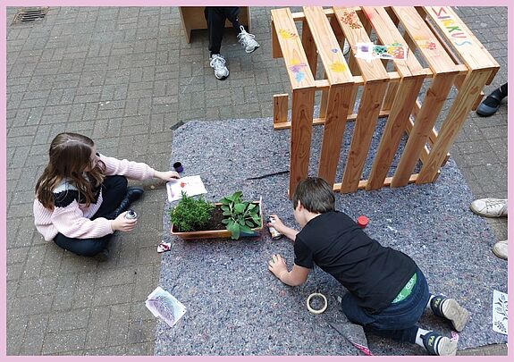 Kinder sorgten für die künstlerische Gestaltung der Regentonne. (Bild: AG.URBAN)