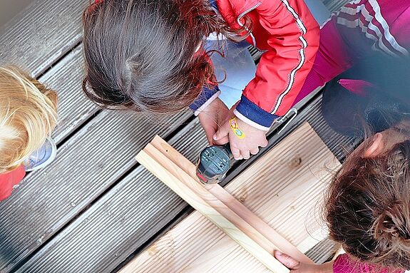 Die Kinder der Kita Paradiesvögel bauen mit viel Freude ein Hochbeet für ihren Kita-Garten. Foto: Andrei Schnell
