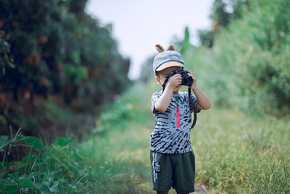 Bei den Fotowettbewerben dürfen alle Hobbyfotografinnen und -fotografen mitmachen, egal ob alt oder jung. Bild: pexels/ Tuan Kiet Jr.