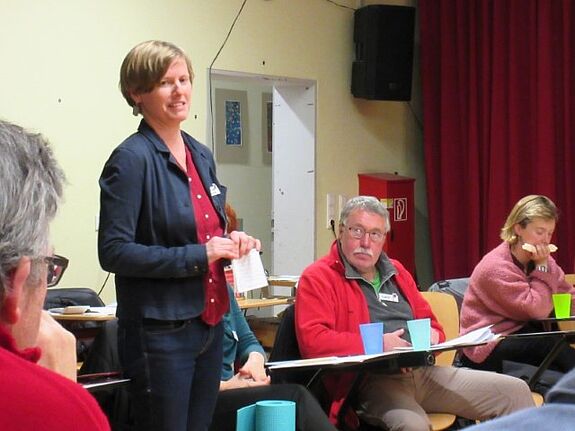 Tina Hilbert, Gebietskoordinatorin der Senatsverwaltung für Stadtentwicklung, Bauen und Wohnen, spricht mit dem Quartiersrat des Flughafenkiezes darüber, wie die Errungenschaften der letzten Jahre langfristig verankert werden können. (Bild: Jens Sethmann)