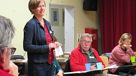 Tina Hilbert, Gebietskoordinatorin der Senatsverwaltung für Stadtentwicklung, Bauen und Wohnen, spricht mit dem Quartiersrat des Flughafenkiezes darüber, wie die Errungenschaften der letzten Jahre langfristig verankert werden können. (Bild: Jens Sethmann)