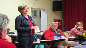 Tina Hilbert, Gebietskoordinatorin der Senatsverwaltung für Stadtentwicklung, Bauen und Wohnen, spricht mit dem Quartiersrat des Flughafenkiezes darüber, wie die Errungenschaften der letzten Jahre langfristig verankert werden können. (Bild: Jens Sethmann)
