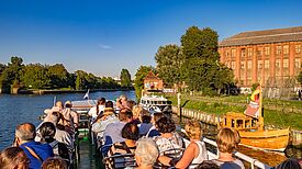 Bootstour der Spandauer Quartiersräte: Austausch auf dem Wasser. Bild: QM Falkenhagener Feld Ost