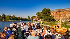 Bootstour der Spandauer Quartiersräte: Austausch auf dem Wasser. Bild: QM Falkenhagener Feld Ost