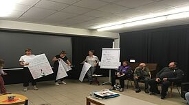 Mehr als zwanzig Personen nahmen am Kiezgespräch teil, darunter zwei Initiatorinnen von Grünanlagenprojekten, die ihre Arbeit vorstellten und Fragen beantworteten. (Bild: QM Kosmosviertel)