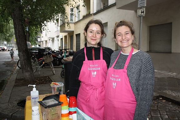 Mit purer Muskelkraft wurden am Aktionstag zwei große Kisten gerettetes Obst zu fruchtig-leckeren Smoothies verwandelt. (Bild: QM Beusselstraße)