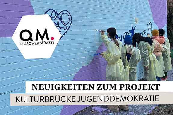 Jugendliche gestalten ein Wandbild beim Kunstfestival im QM-Gebiet Glasower Straße und fördern Teilhabe.