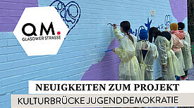 Jugendliche gestalten ein Wandbild beim Kunstfestival im QM-Gebiet Glasower Straße und fördern Teilhabe.