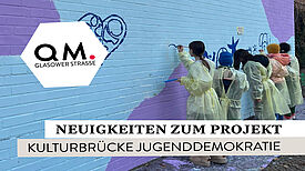 Jugendliche gestalten ein Wandbild beim Kunstfestival im QM-Gebiet Glasower Straße und fördern Teilhabe.