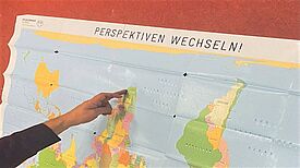 Die Weltkarte auf den Kopf gestellt: Mit einfachen Mitteln lernten die Teilnehmenden, bekannte Perspektiven zu wechseln. (Bild: Valerie Stolp)