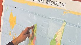 Die Weltkarte auf den Kopf gestellt: Mit einfachen Mitteln lernten die Teilnehmenden, bekannte Perspektiven zu wechseln. (Bild: Valerie Stolp)