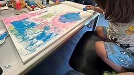 Der Workshop sorgte für farbenfrohe Kunstwerke. Der Kreativität waren dabei keine Grenzen gesetzt. (Bild: Shirin El-Ahmad)