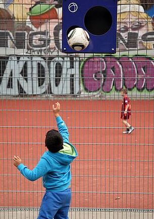 Treffer versenkt! Neue Basketballkörbe für die Kleinen. Bild: Johannes Hayner, QM Pankstraße