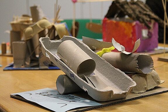 Spielgeräte-Modelle aus Eierschachteln, Klopapierrollen und Holzspießen. Foto: M. Hühn